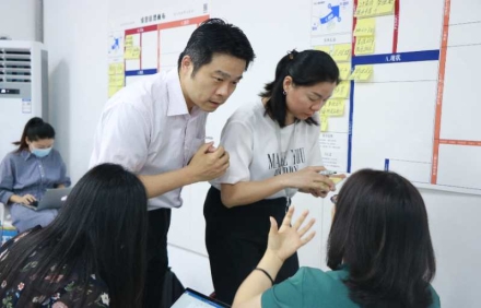 公司管理咨詢、戰(zhàn)略咨詢、運(yùn)營(yíng)咨詢?nèi)叩牟顒e